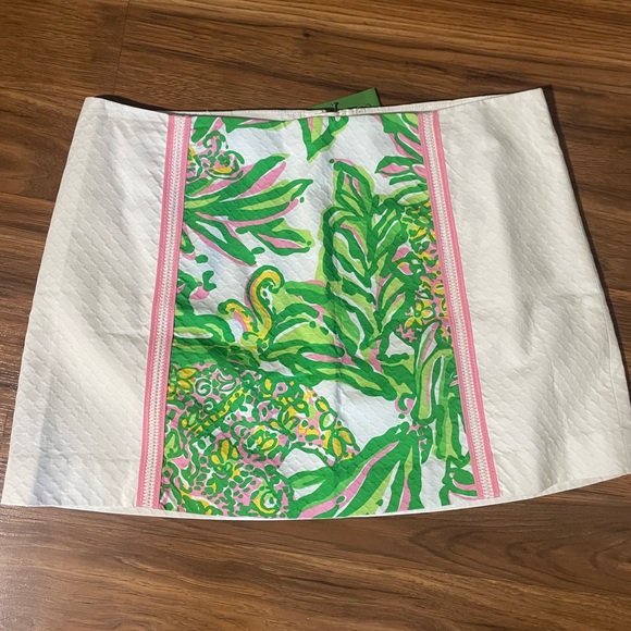Adorable Lilly Pulitzer mini skirt - Picture 2 of 2